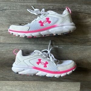 Under Armour shoes white pink tennis shoes size 7.5 Deluxe Foam Running
